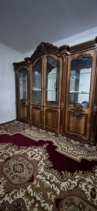 Стенка катта 4та ешикли ичида полкаси ойна ешикларида ойна