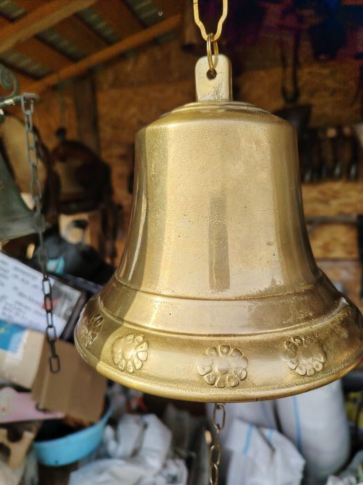 Clopot cu flori pe margine