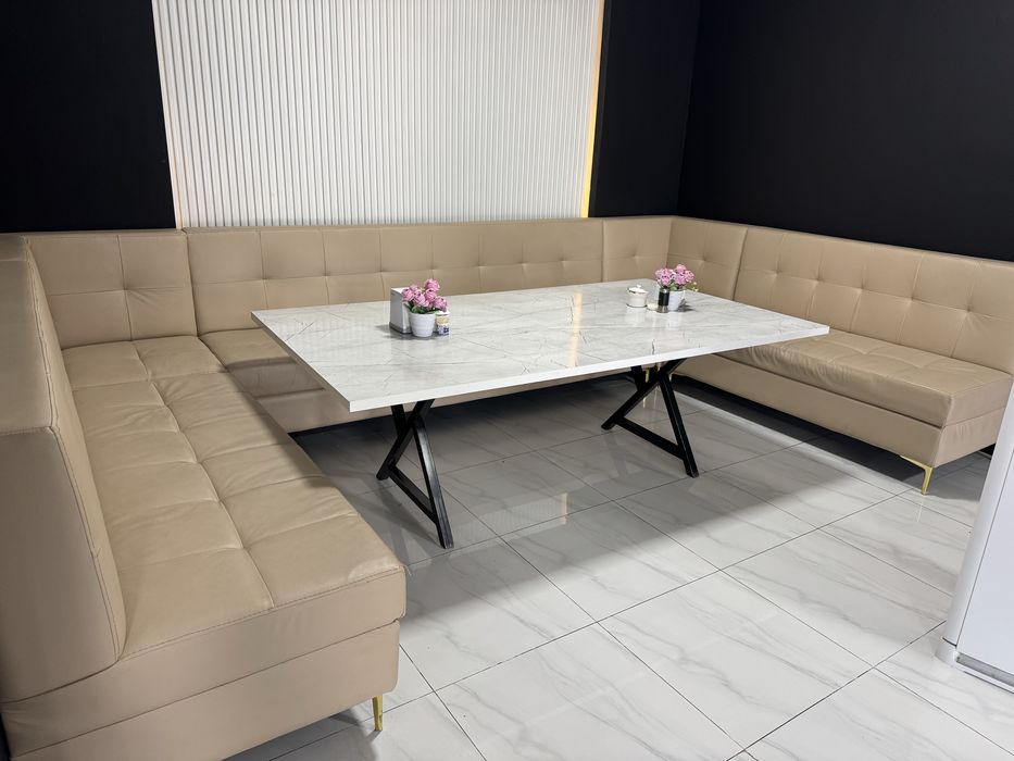 Диван.  Уголок для дома. Кафе.