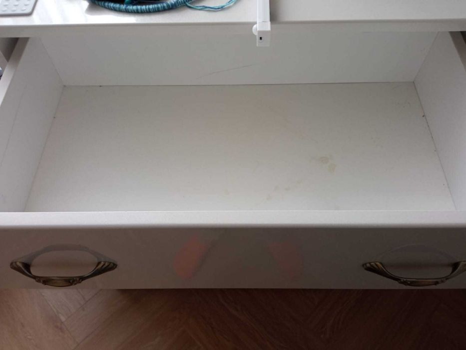 Комод белый интерьерный