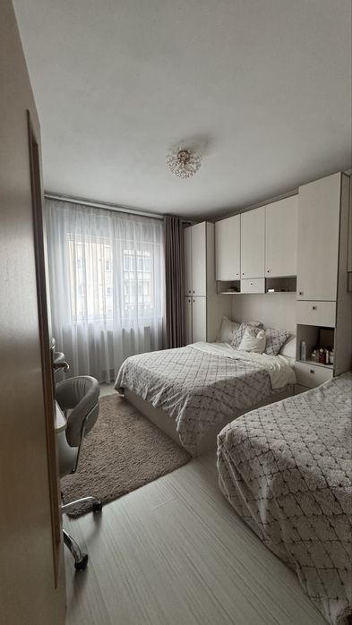 Apartament 3 camere, etaj 2, strada Eroilor