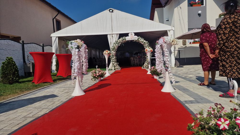 Cort pentru evenimente de vânzare cu toată logistica necesară