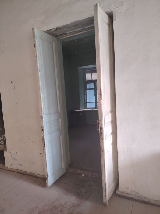 Opshiy dvor lekin adelni qilingan darvozasi bor adelni