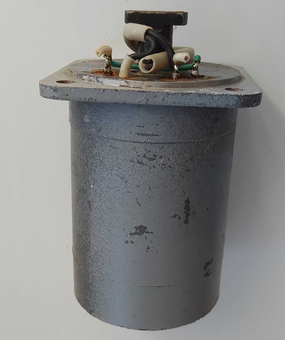 Небольшой электродвигатель