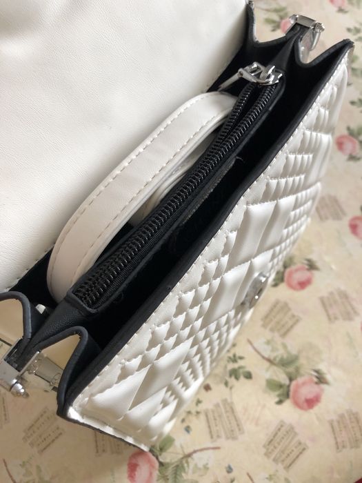 Белая сумка CHANEL