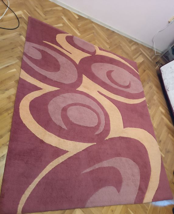 Килим в бледо оранжево и бордо