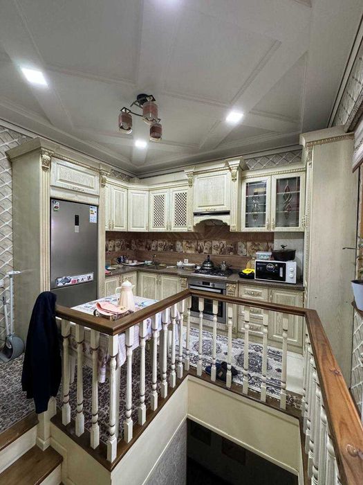 Срочно продаётся 1 эт кв вдоль дороги на перекрестке Нурафшон и Сагбан