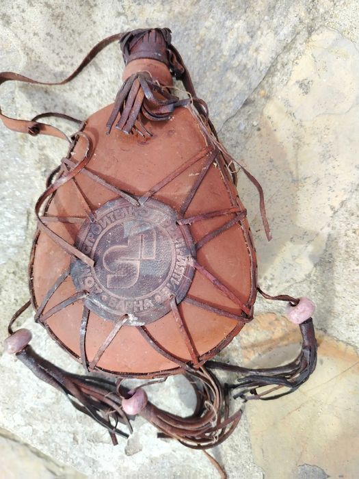 Манерка, с кожена обвивка