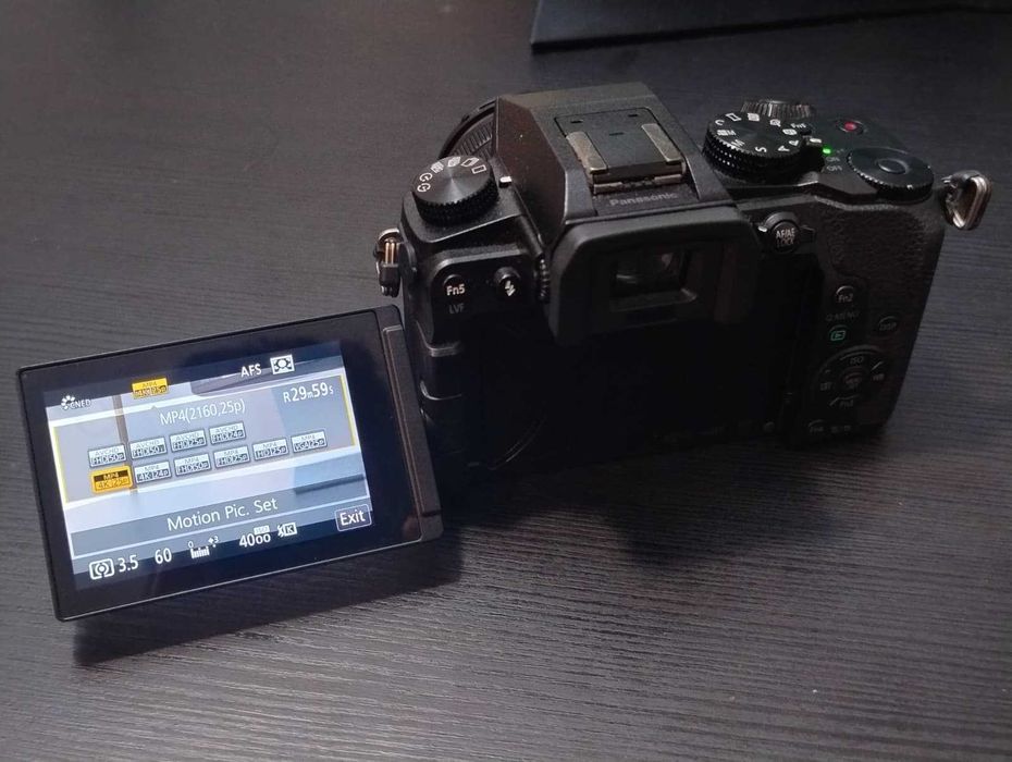 Panasonic Lumix G7 + Obiectiv 14-42mm | Doar 4000 cadre | 3 Acumulatori | Cutie | Impecabil