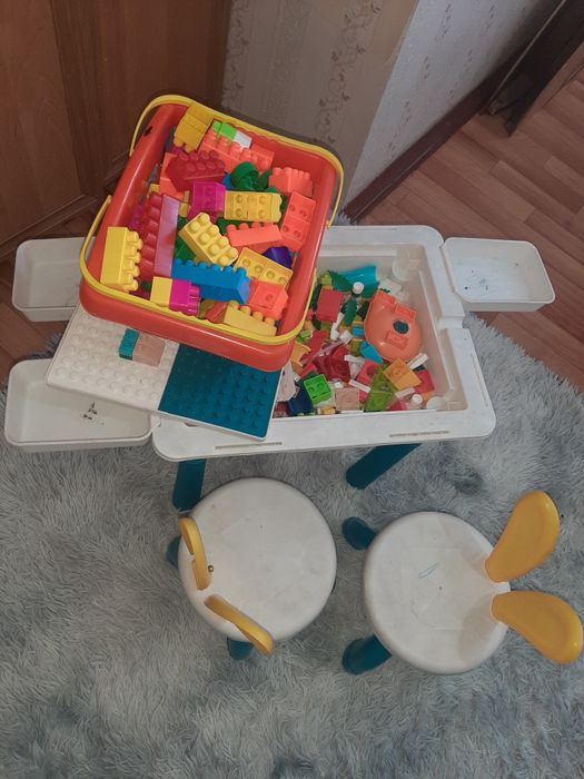 Конструктор со столом и стульями