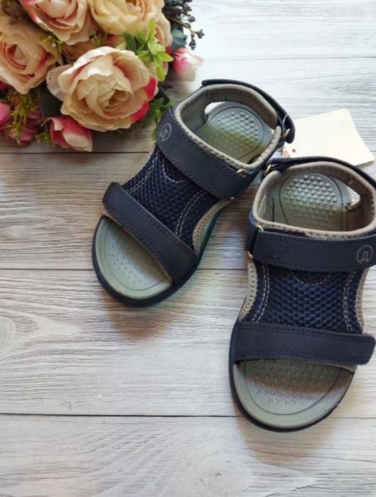 Продам детскую новую обувь