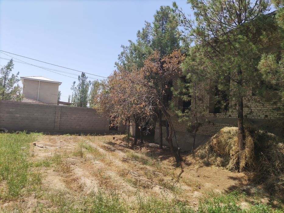 Атрофи уралган ер участка сотилади