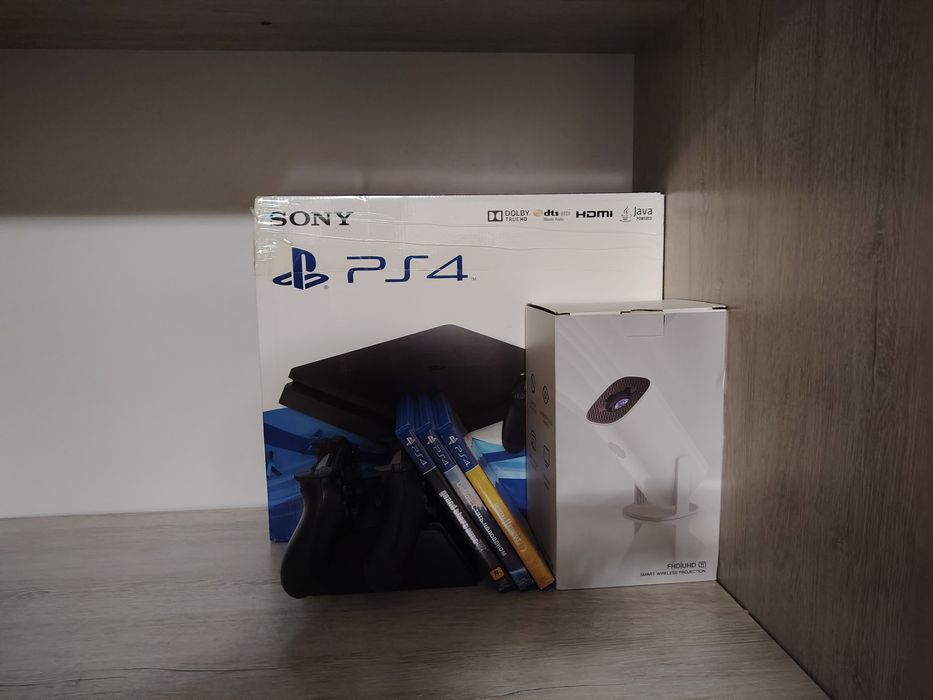 Продам проектор новый и playstation 4