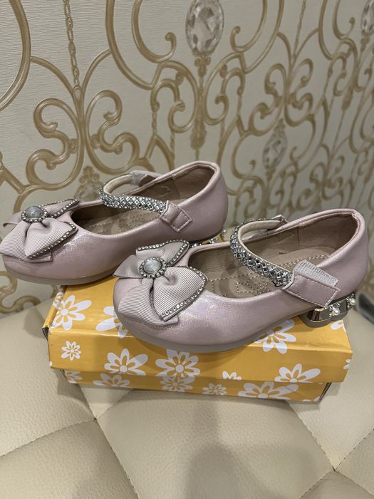 Продам детские ботинки