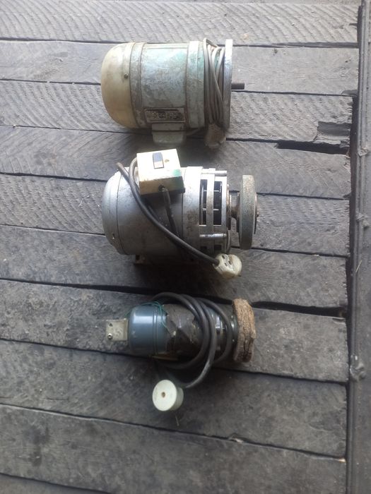 Электродвигателий 3 штуки