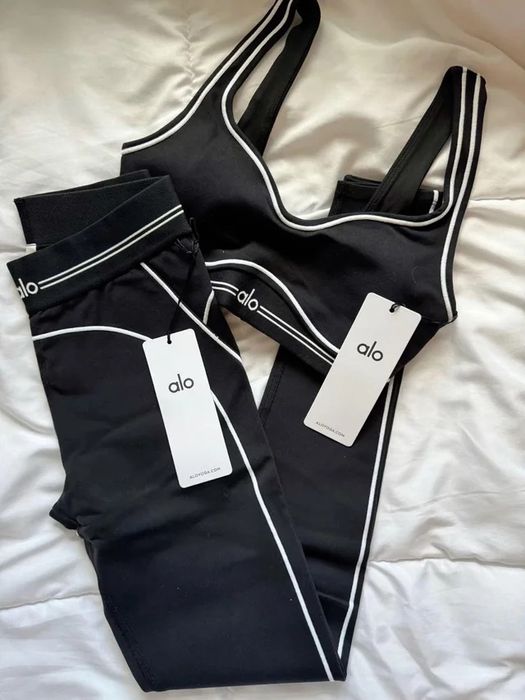 Alo Yoga Set в Бял и Черен цвят