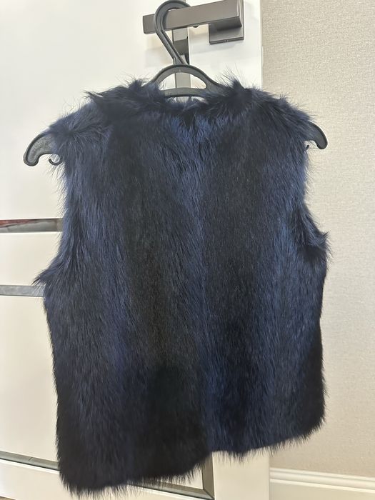 Продам меховой жилет (енот)