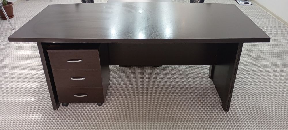 OFIS STOLlari sotiladi