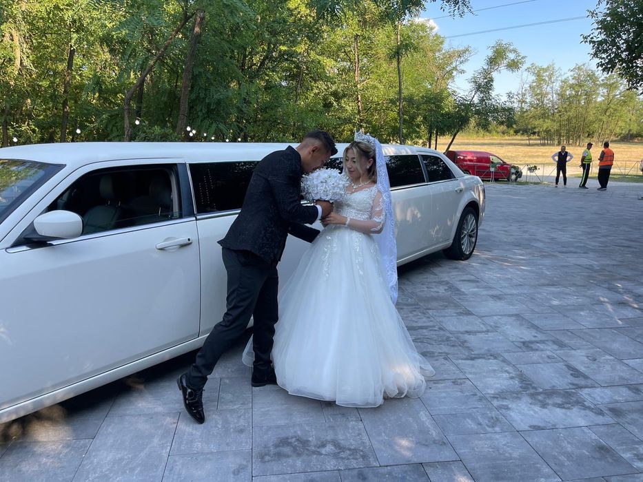 Limuzina de inchiriat /inchiriez limuzina Americana Chrysler 8 locuri