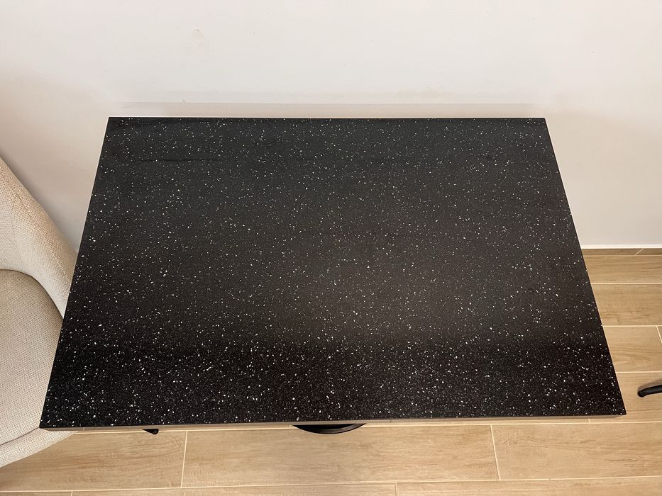 Masa cu picior metalic