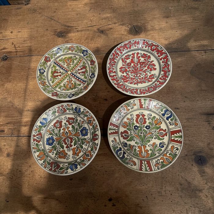 Obiecte traditionale romanesti-Covoare-Cani-Farfurii pictate-Carpete