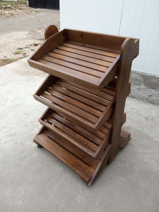 Дървени стелажи, търговско обзавеждане