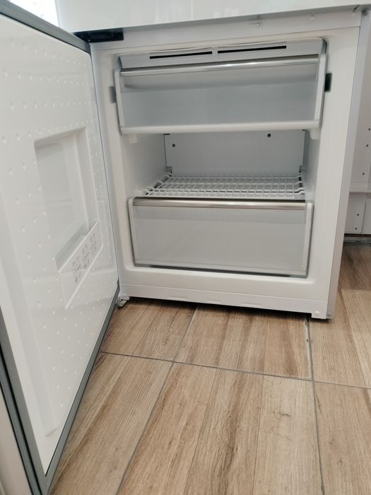 Frigider cu congelator Siemens KG49NSW30 – Stare impecabilă, 12 luni garanție