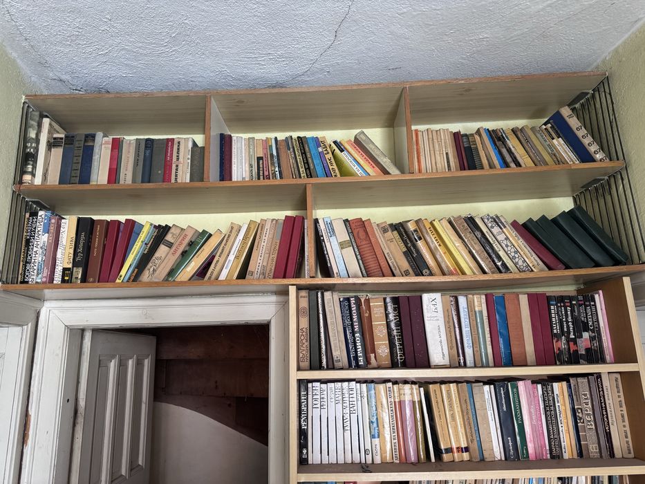 Продавам  стари  книги на едро
