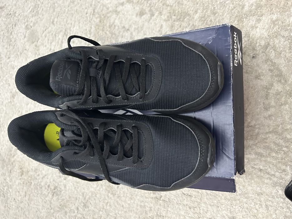 Продам оригинал кроссовки Reebo