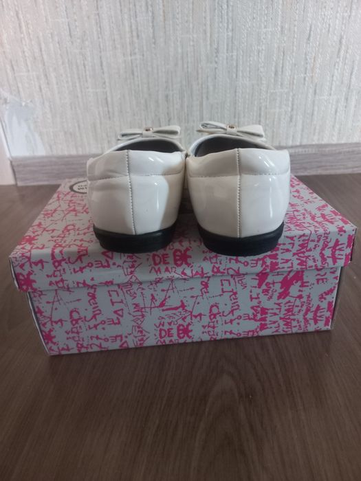 Продам детские белые туфли