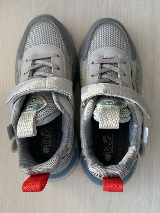 Новые детские кроссовки