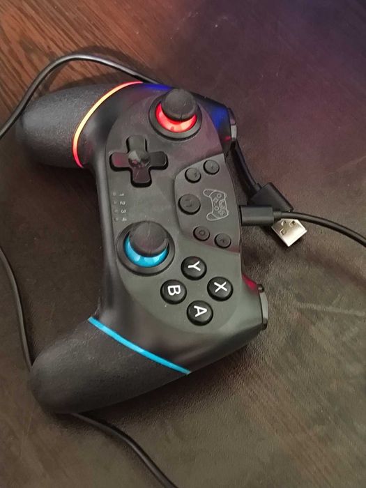 Два джойстика с кабел и два чифта геймърски слушалки