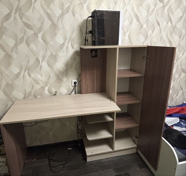Отдам стол со шкафом