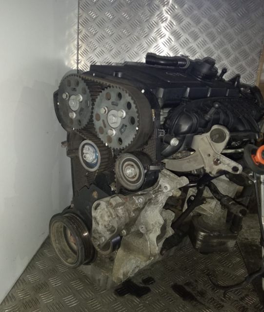 Motor  fara anexe 2.0 tdi BKD Volkswagen VW Golf a 5-a generatie seri