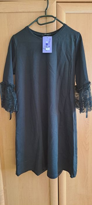 Вечерна рокля с дантела на ръкава