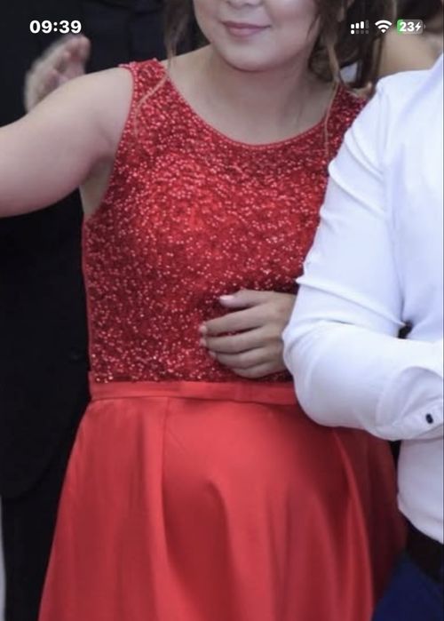 Вечерние платья продоется