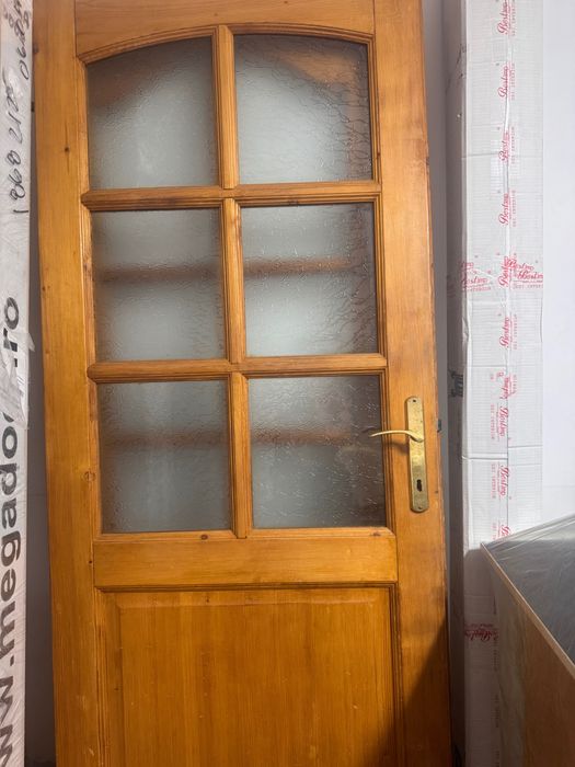 Usi interior lemn lacuit cu toc si broasca