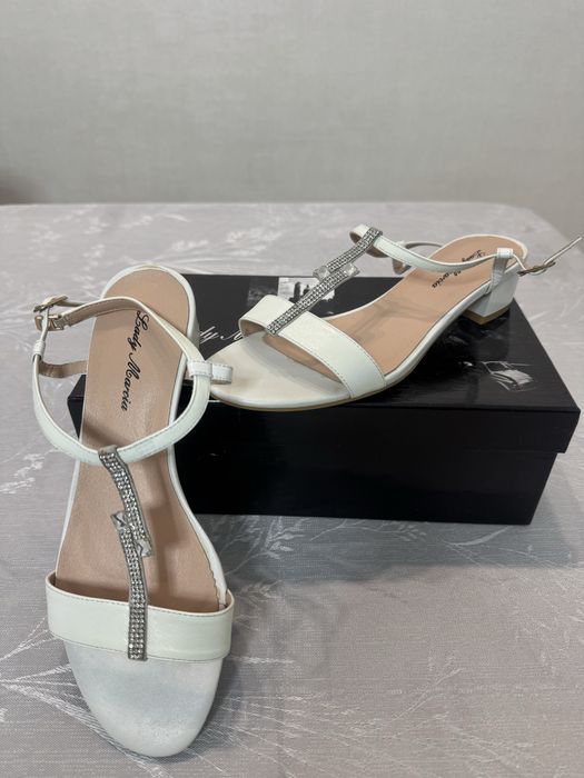 Продам босоножки