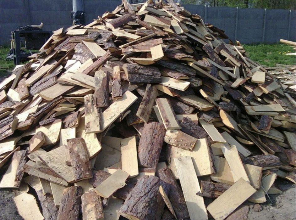 Дрова в прицепе, дрова в мешках, уголь