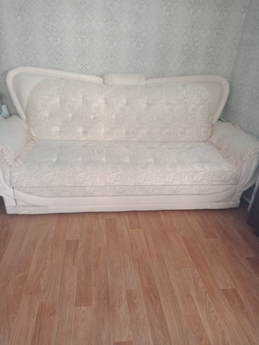 Продаю диван, торг уместен.