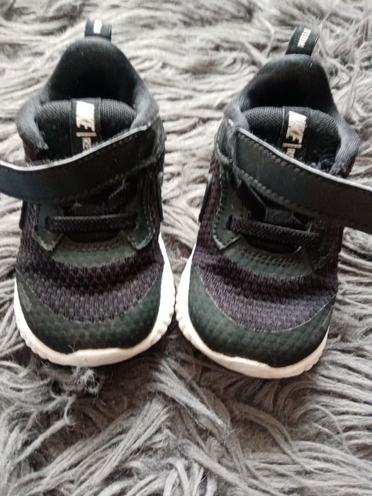 Vând Nike Revolution, cu talpă de spumă, ușor de întreținut
