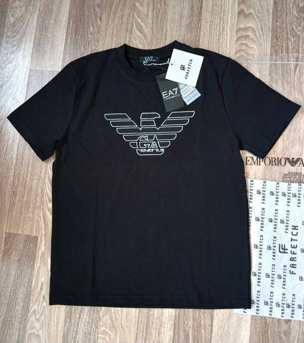 Emporio Armani тениски в черен вариант - ТОП модел за сезона ! ! !