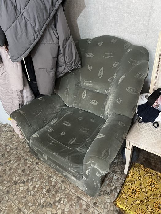 Отдам даром диван с креслом