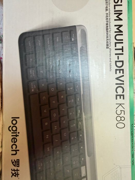 Logitech Slim Multi-Device K580 Клавиатура, тънка, за много устройства НОВА