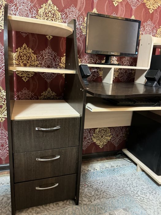 Продам б/у компютерный стол состочние хорошее