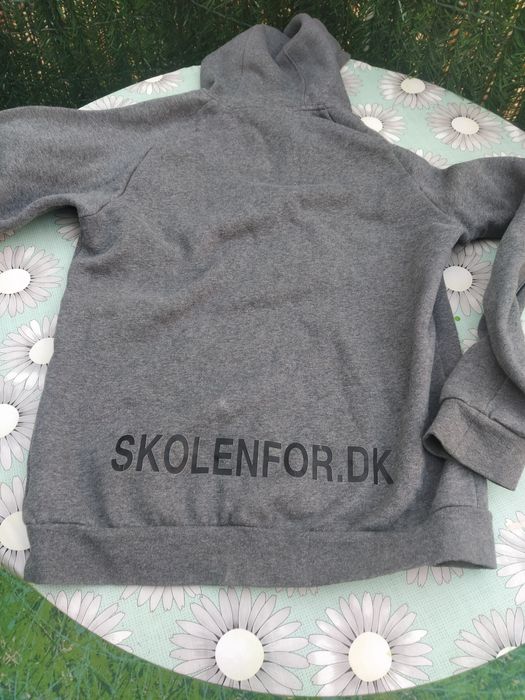 Продавам свичър унисекс тъмно сив