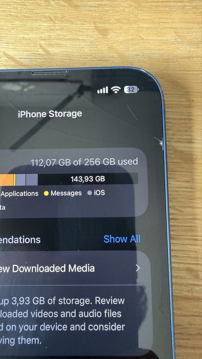 Iphone 13 folosit, 256 GB albastru crapat putin