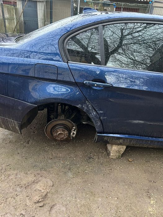 BMW e90 2011 e5 !!!AVARIAT !!!preț negociabil.