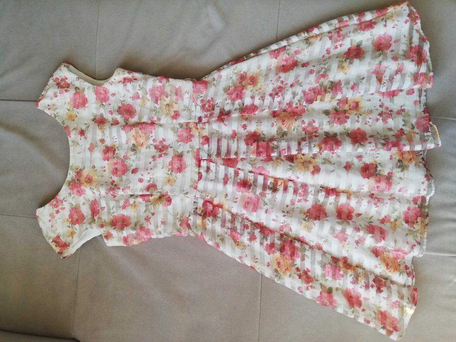 Красива дамска рокля на цветя