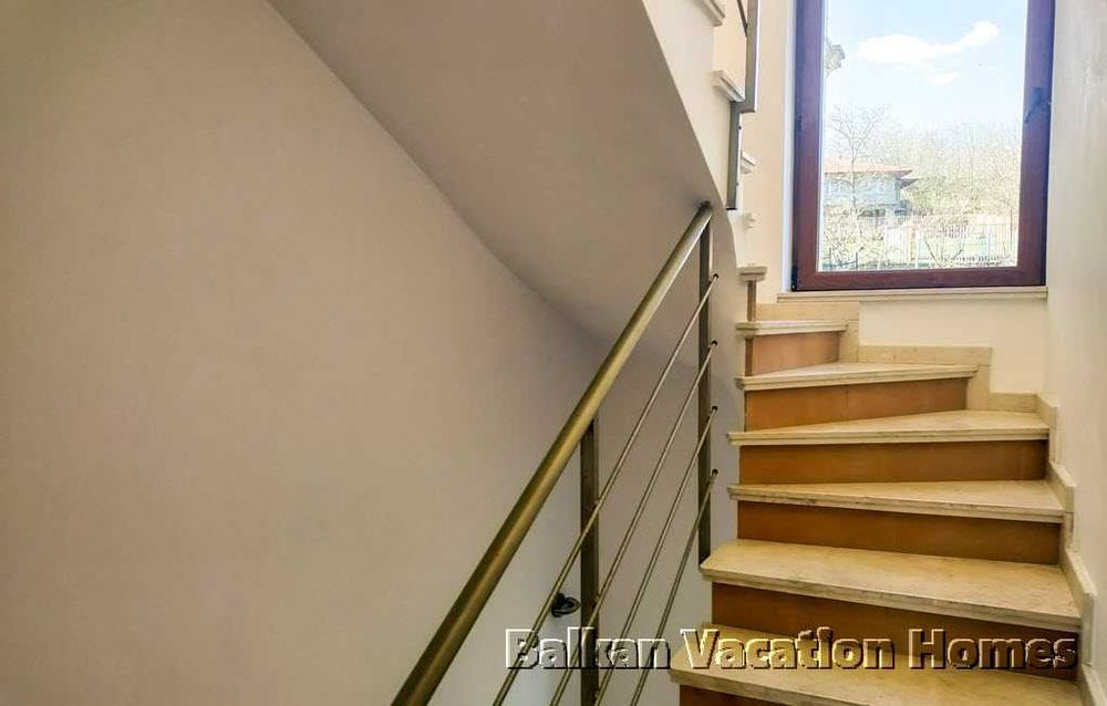 Триетажна къща близо до плажа в Бяла